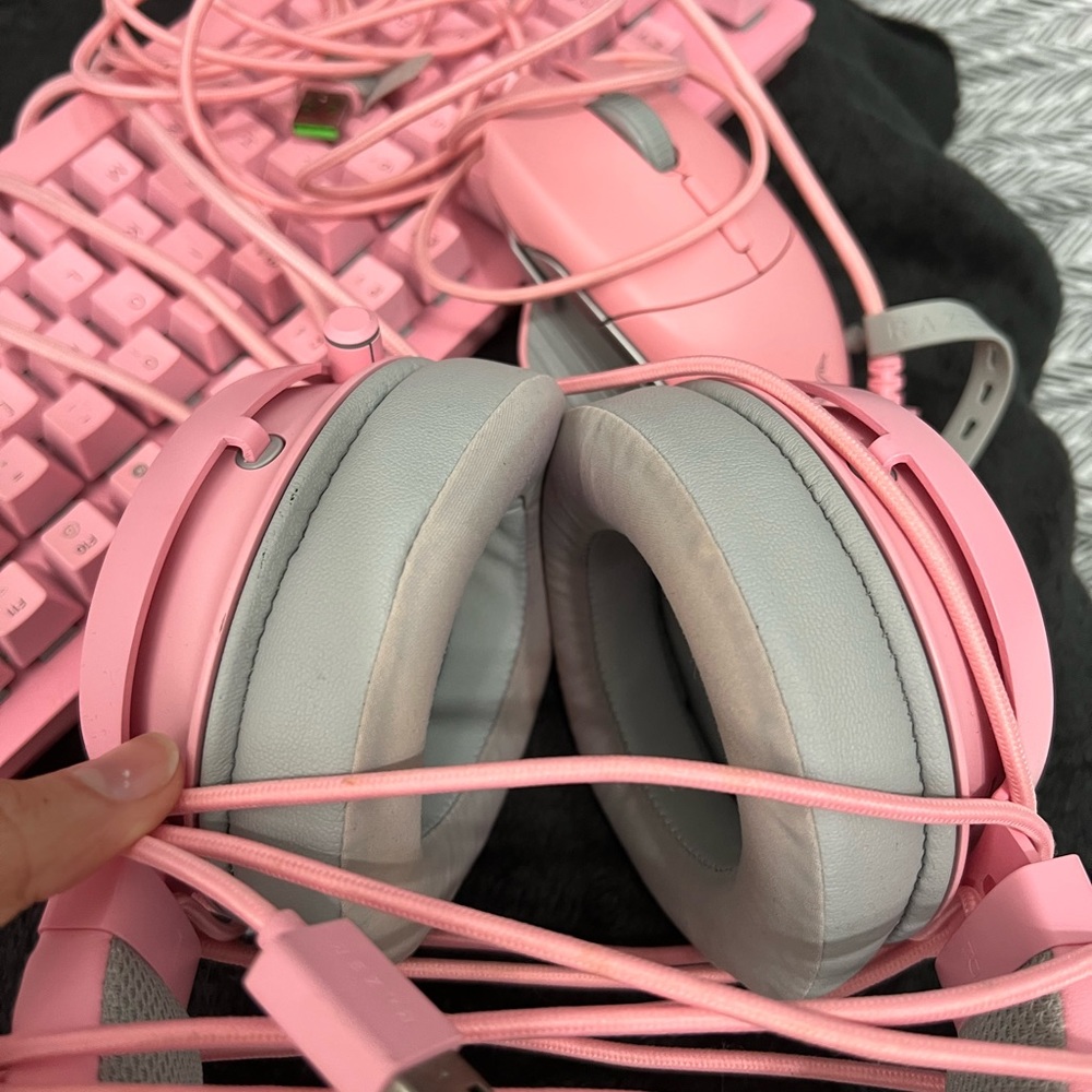 Great condition expect the the headphones need the foam replaced.